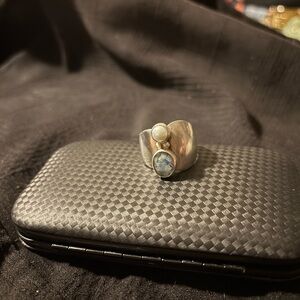 Striking wide band Sterling Silver Ring with opalescent stone and pearl